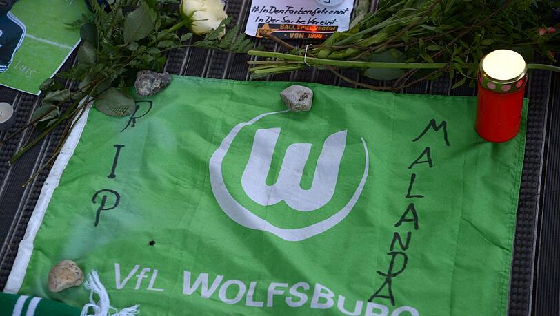 Trauer und Fassungslosigkeit: Kerzen für Junior Malanda. Der VfL Wolfsburg steht immer noch unter Schock. Trauer und Fassungslosigkeit: Kerzen für Junior Malanda. Der VfL Wolfsburg steht immer noch unter Schock.