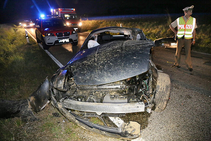 Die Fahrt eines Nissan-Fahrers endete in einer Tragödie. Der Mann wurde beim Unfall aus dem Auto geschleudert.