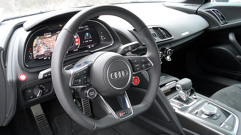 Arbeitsplatz für Fans sportlicher Fortbewegung: das Cockpit des Audi R8 RWS.