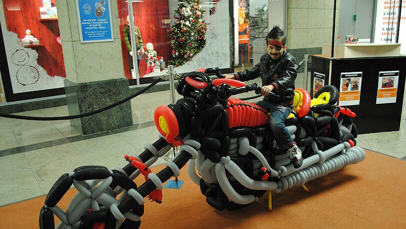 Und das sind nicht nur Blümchen, sondern auch ein dickes Motorrad, auf das man sogar aufsteigen kann.