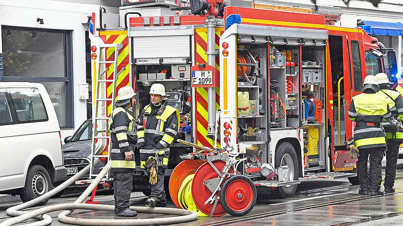 Rückte mit mehreren Einsatzkräften aus: die Feuerwehr in der Barerstraße. Die Bilder zum Wohnungsbrand in der Maxvorstadt.