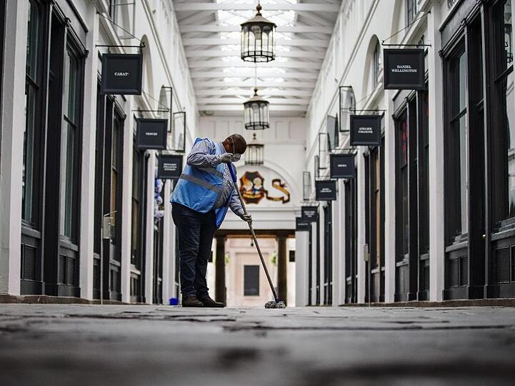 Ein Arbeiter im Covent Garden. Großbritannien steht Experten zufolge in diesem Jahr ein erheblicher Anstieg der Arbeitslosigkeit infolge der Corona-Krise bevor.
