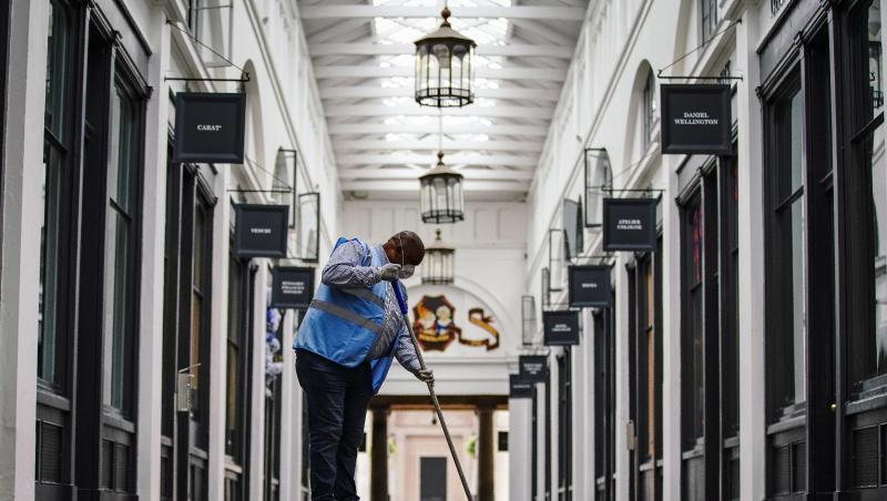 Ein Arbeiter im Covent Garden. Großbritannien steht Experten zufolge in diesem Jahr ein erheblicher Anstieg der Arbeitslosigkeit infolge der Corona-Krise bevor. Ein Arbeiter im Covent Garden. Großbritannien steht Experten zufolge in diesem Jahr ein erheblicher Anstieg der Arbeitslosigkeit infolge der Corona-Krise bevor.