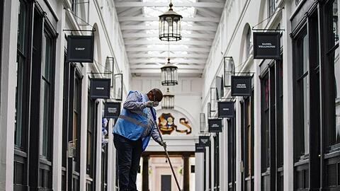 Ein Arbeiter im Covent Garden. Großbritannien steht Experten zufolge in diesem Jahr ein erheblicher Anstieg der Arbeitslosigkeit infolge der Corona-Krise bevor.