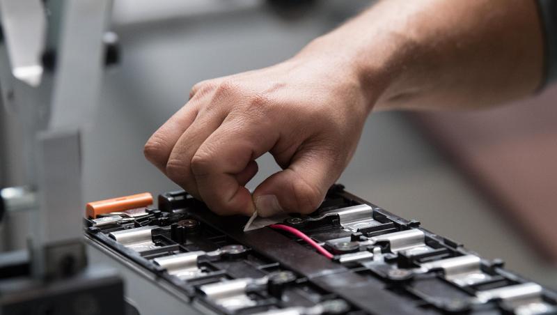 Ein Mitarbeiter arbeitet in der Batteriesystemfabrik von Akasol in Darmstadt an einer unfertigen Batterie. Ein Mitarbeiter arbeitet in der Batteriesystemfabrik von Akasol in Darmstadt an einer unfertigen Batterie.