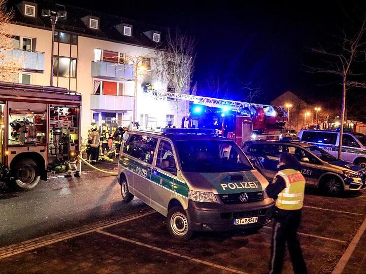 Einsätzkräfte sind in der Nacht am Ankerzentrum zu sehen. Foto: Ferdinand Merzbach/dpa/Archivbild