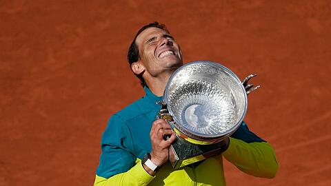 Rafael Nadal stemmt nach seinem Sieg den Pokal in die Höhe und feiert seinen 14. Triumph bei den French Open.