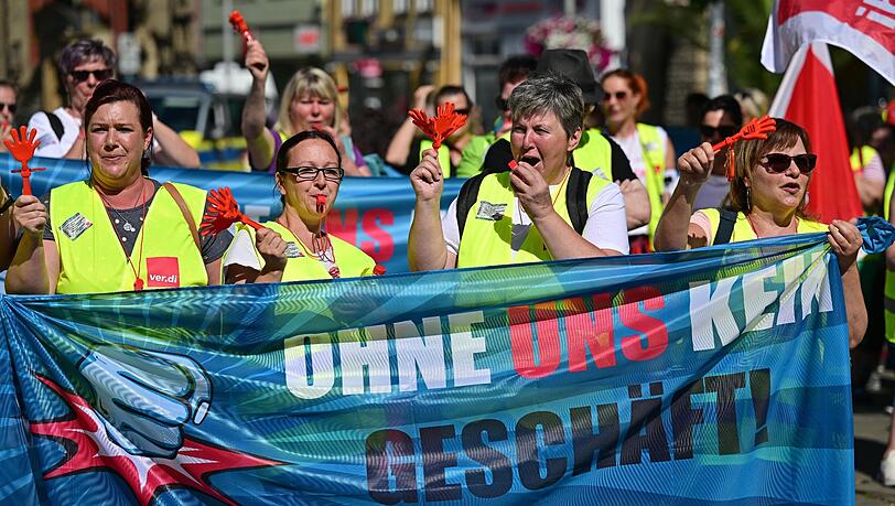 Bereits im Juli streikten Mitarbeiterinnen aus dem Einzel- und Versandhandel, hier in Thüringen.