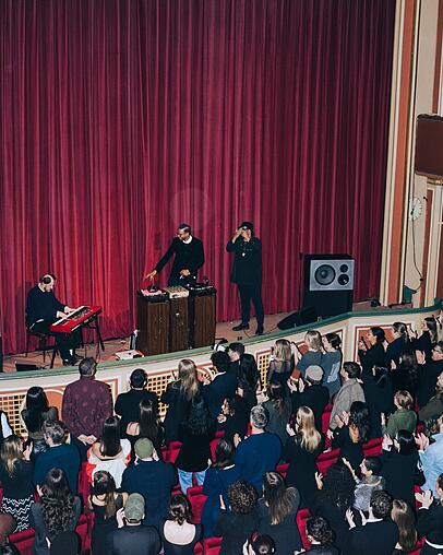 Der erste Abend von &bdquo;Chelo - The Vinyl Cinema&ldquo;: Am Ende Tanz und Standing Ovations.