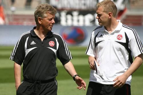 &bdquo;Du kannst uns doch nicht verlassen&ldquo;, scheint Club-Kapitän Andy Wolf (r.) zu seinem abwanderungswilligen Co-Trainer Peter Hermann zu sagen.