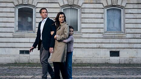 Nach einigen ruhigen Jahren in Paris sind Tony (Michael Weatherly), Ziva (Cot&eacute; de Pablo, Mitte) und Tail (Isla Gie) pl&ouml;tzlich in Gefahr.