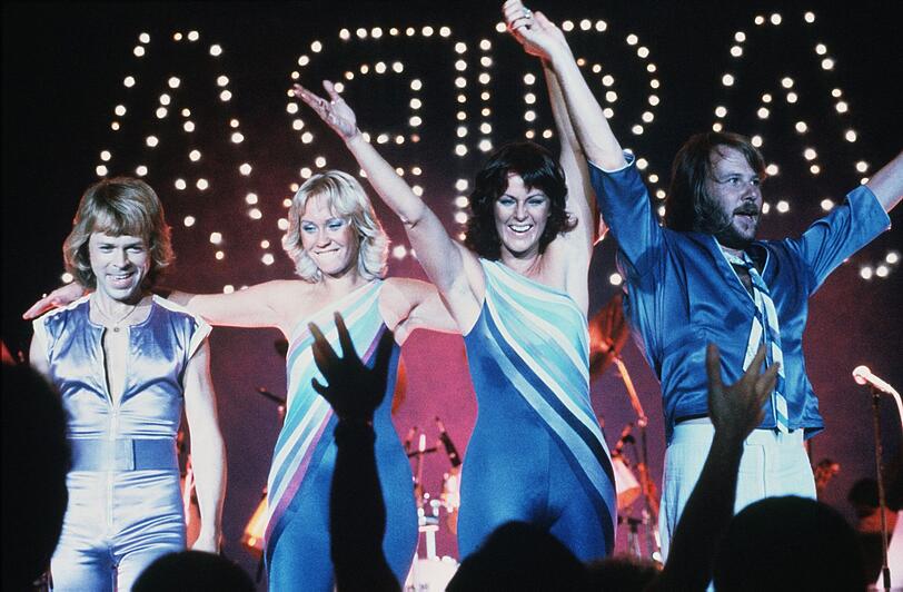 1976 eroberte "Dancing Queen" die Charts der Welt und wurde in 16 Ländern der Welt Nummer eins. Der Zauber des Disco-Klassikers ist ungebrochen. Die Single dürfte sich, digitale Downloads inklusive, über 10 Millionen Mal verkauft haben. 1976 eroberte "Dancing Queen" die Charts der Welt und wurde in 16 Ländern der Welt Nummer eins. Der Zauber des Disco-Klassikers ist ungebrochen. Die Single dürfte sich, digitale Downloads inklusive, über 10 Millionen Mal verkauft haben.