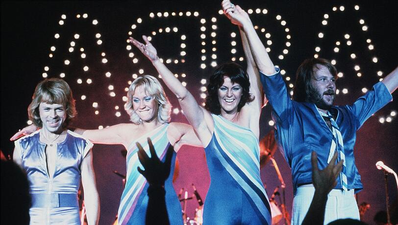 1976 eroberte "Dancing Queen" die Charts der Welt und wurde in 16 Ländern der Welt Nummer eins. Der Zauber des Disco-Klassikers ist ungebrochen. Die Single dürfte sich, digitale Downloads inklusive, über 10 Millionen Mal verkauft haben. 1976 eroberte "Dancing Queen" die Charts der Welt und wurde in 16 Ländern der Welt Nummer eins. Der Zauber des Disco-Klassikers ist ungebrochen. Die Single dürfte sich, digitale Downloads inklusive, über 10 Millionen Mal verkauft haben.