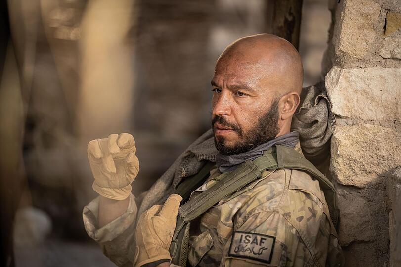 Ahmed (Dar Salim) rettet dem schwerverletzten US-Sergeant Kinley (Jake Gyllenhaal) mehrmals das Leben. Ahmed (Dar Salim) rettet dem schwerverletzten US-Sergeant Kinley (Jake Gyllenhaal) mehrmals das Leben.
