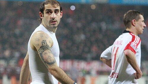 Bitter enttäuscht: die Club-Stars Javier Pinola (li.) und Marek Mintal. Bitter enttäuscht: die Club-Stars Javier Pinola (li.) und Marek Mintal.