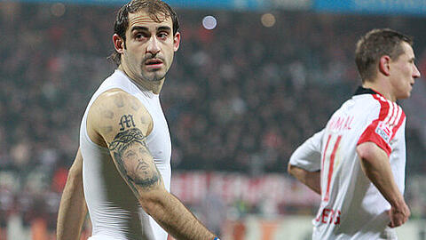 Bitter enttäuscht: die Club-Stars Javier Pinola (li.) und Marek Mintal.