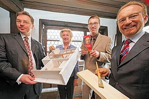 Freuen sich über den Umbau: Thomas Schauerte, Julia Lehner, Matthias Henkel und Otfried Bürger (Sparkasse).