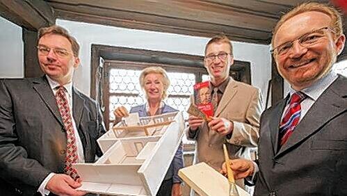 Freuen sich über den Umbau: Thomas Schauerte, Julia Lehner, Matthias Henkel und Otfried Bürger (Sparkasse). Freuen sich über den Umbau: Thomas Schauerte, Julia Lehner, Matthias Henkel und Otfried Bürger (Sparkasse).