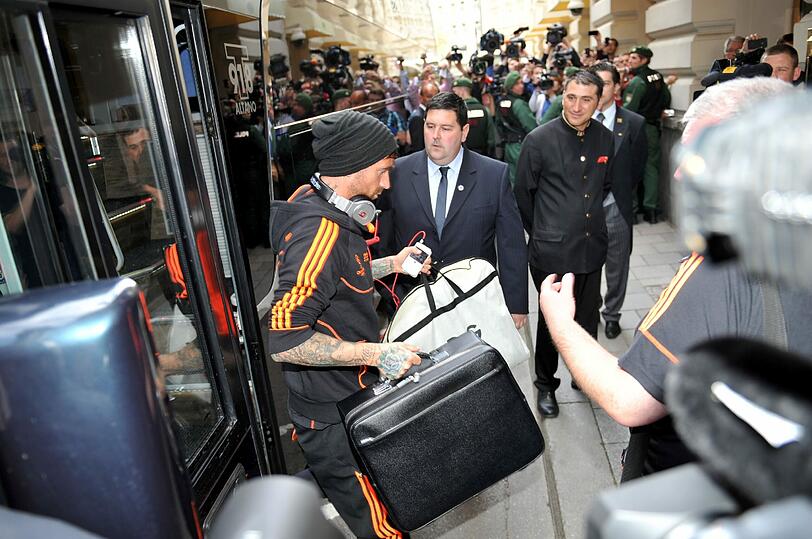 Raul Meireles steigt aus dem Bus.