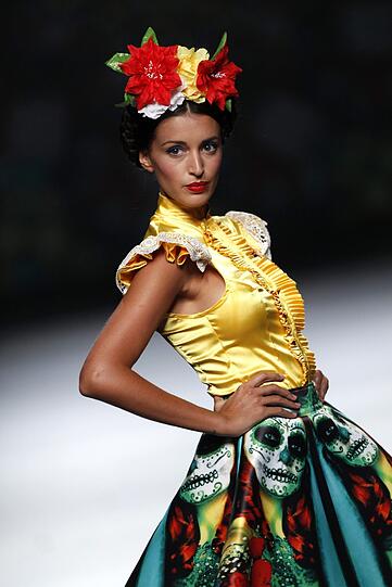 Bei der Fashion Week in Madrid lassen Models für Mercedes-Benz tief blicken. In der Welt der "Stars und Sternchen" gibt es genügend Beispiele für extrem offenherzige Mode - klicken Sie sich in der Bilderstrecke durch die größten Kleiderpannen und Hingucker der Promis.