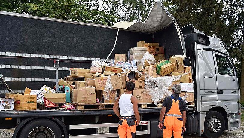 Der LKW ist vollkommen zerstört, Seitenwand und Dach des Aufbaus wurden von einem Baum an der Straße komplett abgerissen. Der LKW ist vollkommen zerstört, Seitenwand und Dach des Aufbaus wurden von einem Baum an der Straße komplett abgerissen.