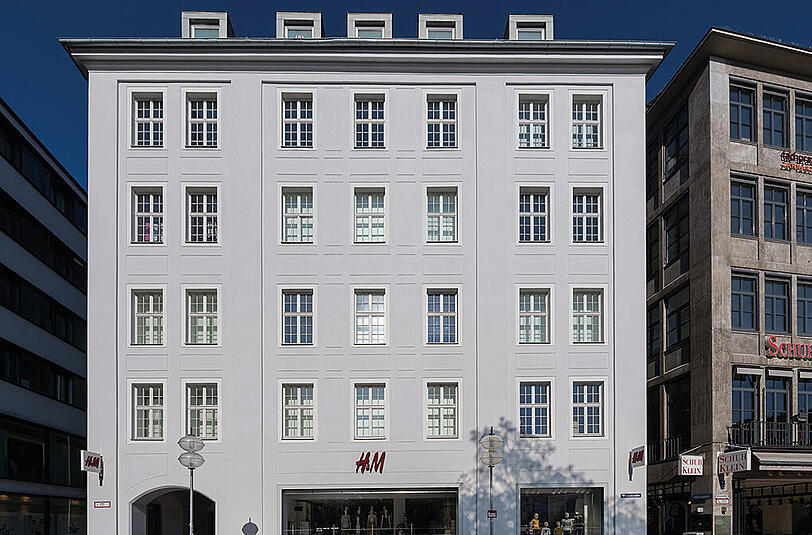 Weinstraße 8: Nach schweren Kriegsschäden wurde das Gebäude 1948 nach Plänen von Toni Ackermann wiederaufgebaut.