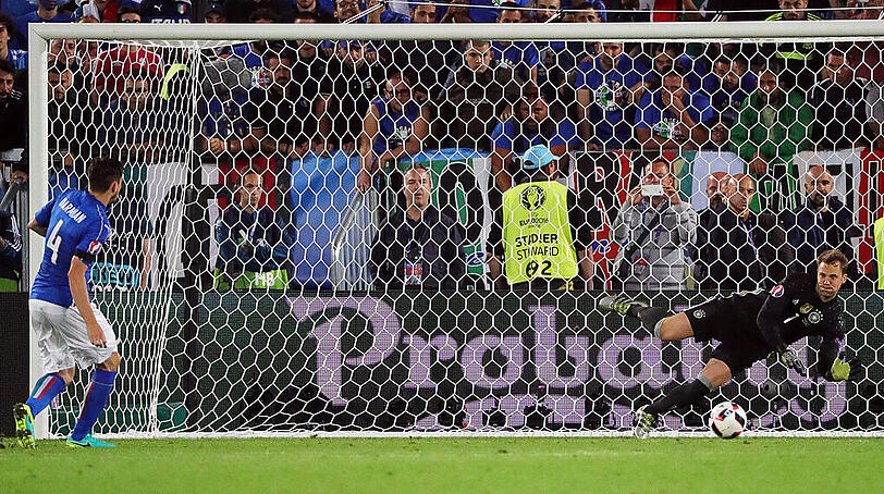 17. Schuss: MATTEO DARMIAN, 5:5. Auch der vierte England-Legionär in diesem Elfmeterschießen verschießt! Neuer ahnt endlich wieder die Ecke und pariert den schwachen Schuss. Matchball Nummer zwei.