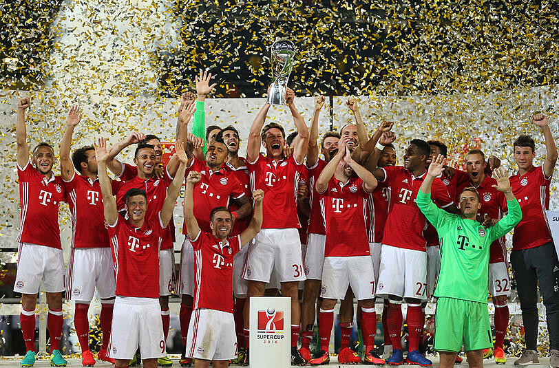 Die Bayern stemmen den Pokal in den Nachthimmel von Dortmund. Der FCB hat den DFL-Supercup gegen den BVB gewonnen.
