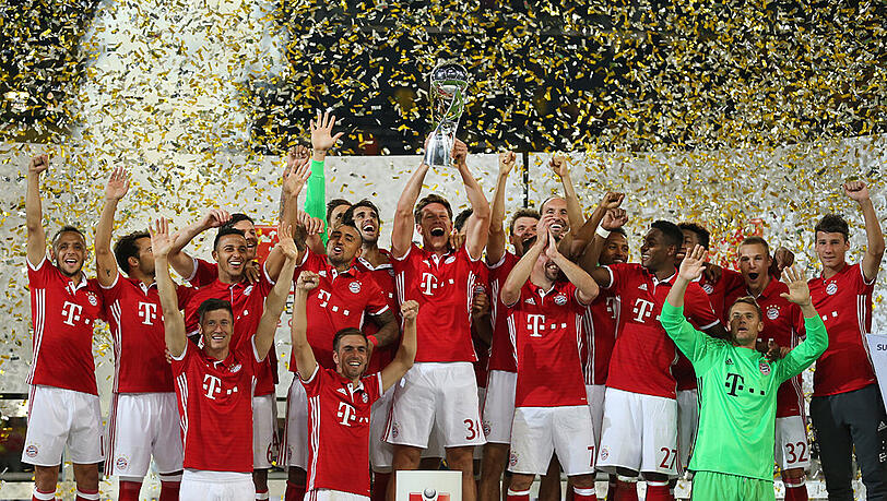 Die Bayern stemmen den Pokal in den Nachthimmel von Dortmund. Der FCB hat den DFL-Supercup gegen den BVB gewonnen. Die Bayern stemmen den Pokal in den Nachthimmel von Dortmund. Der FCB hat den DFL-Supercup gegen den BVB gewonnen.