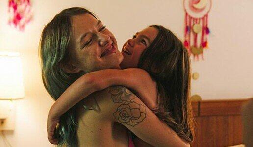 Wurschteln sich durch die Tage: Moonee (Brooklynn Kimberly Prince) und ihre Mutter Halley (Bria Vinaite).