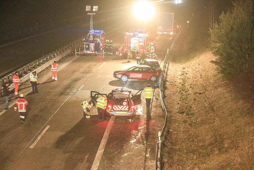 Tragischer Unfall auf der A73: Nach einem leichten Unfall mit Blechschaden wird ein Lkw-Fahrer von einem Auto erfasst und tödlich verletzt.