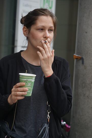 Mit Zigarette als Accessoire: Kati.
