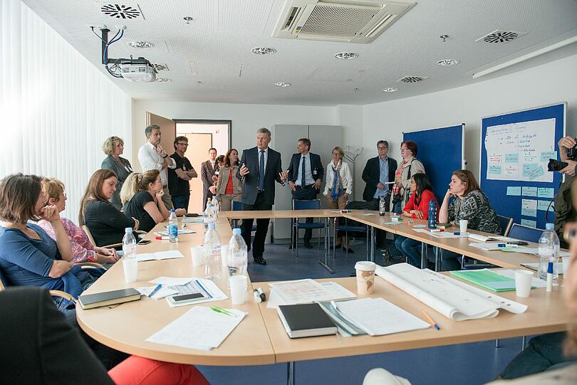 OB Reiter (Bildmitte) im Gespräch mit Pflegekräften des Städtischen Klinikums München.