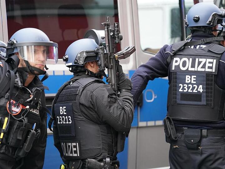 Schwerbewaffnet: Polizisten in Schutzausrüstung in der Nähe des Checkpoint Charlie.
