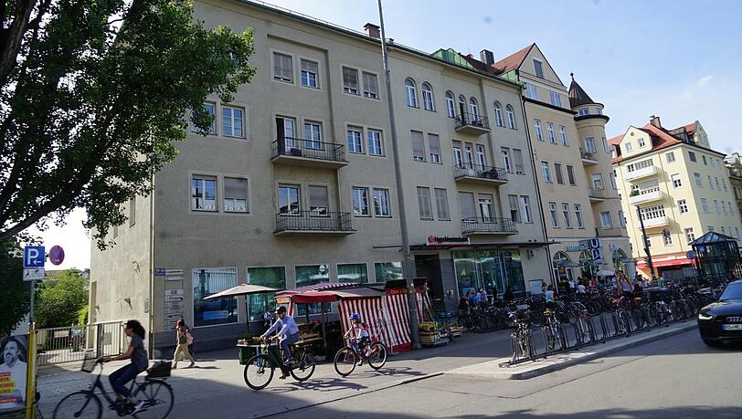 Das Heinrich-Mann-Haus (links) in der Leopoldstraße 59 und 61 soll abgerissen werden.
