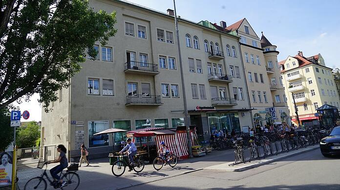Das Heinrich-Mann-Haus (links) in der Leopoldstraße 59 und 61 soll abgerissen werden.