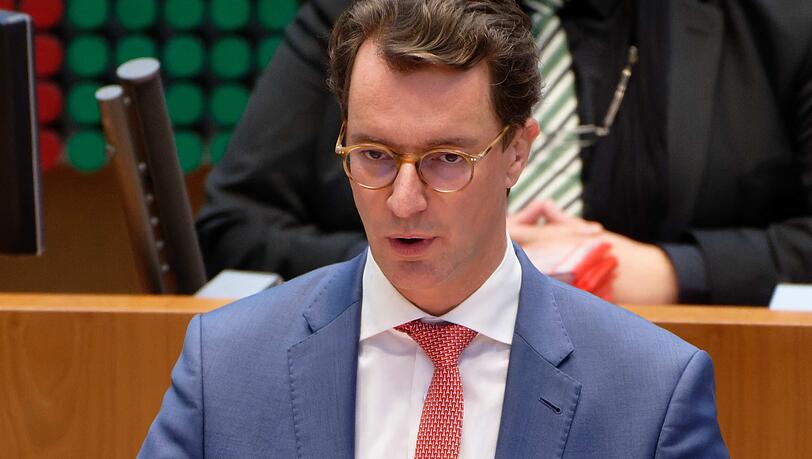 Hendrik Wüst (CDU), Ministerpräsident des Landes Nordrhein-Westfalen, spricht in der Sitzung des Landtags von Nordrhein-Westfalen.