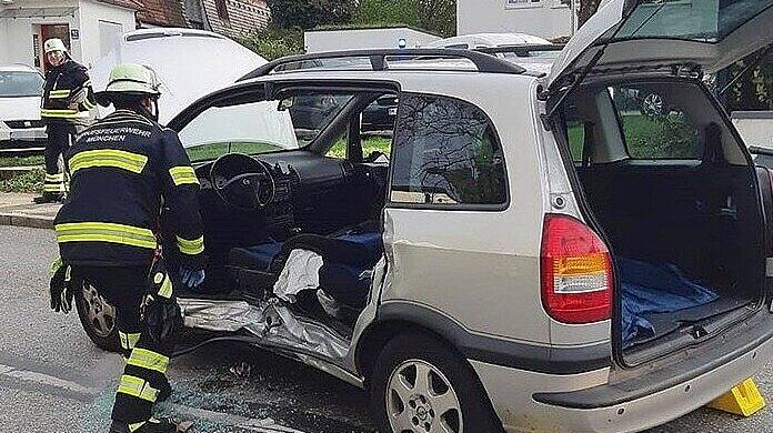 Die beiden Insassinnen des Opel konnten sich nicht selbst befreien.