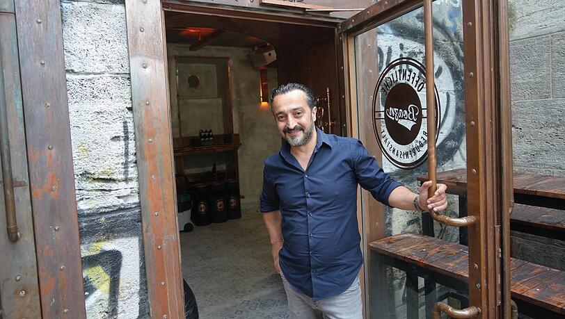 Yilmaz Demir in seiner "Boazn". Mit der Frage, ob die Tür nach außen oder innen aufgehen muss, waren mehrere städtische Behörden lange beschäftigt. Yilmaz Demir in seiner "Boazn". Mit der Frage, ob die Tür nach außen oder innen aufgehen muss, waren mehrere städtische Behörden lange beschäftigt.