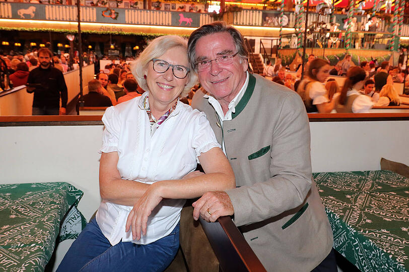 Geboren in Augsburg wuchs Elmar Wepper in München auf – und blieb der Landeshauptstadt sein Leben lang treu. Hier besuchte er mit Ehefrau Anita Schlierf das Oktoberfest.