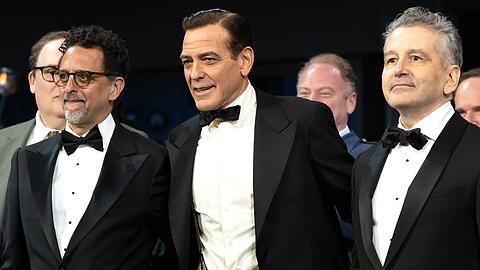 George Clooney mit Autor Grant Heslov und David Cromer bei der Premiere von "Good Night, and Good Luck" in New York City.