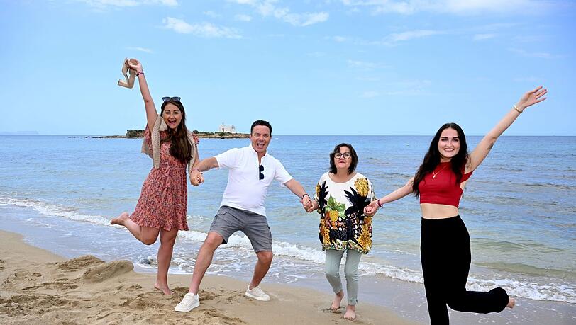 Gaudi auf Kreta: Stefan Mross mit Freundin Eva Luginger (l.), Schwester Mona (r.) und Mutter Annette am Strand. Gaudi auf Kreta: Stefan Mross mit Freundin Eva Luginger (l.), Schwester Mona (r.) und Mutter Annette am Strand.