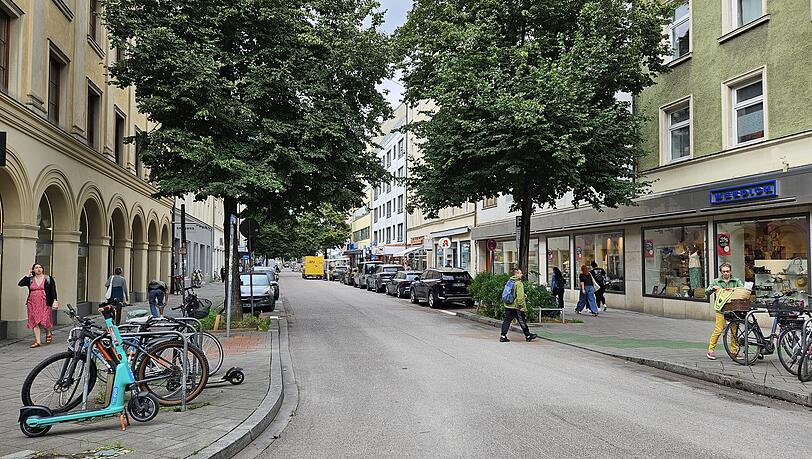 Keine Schilder, kein Hinweis auf der Straße erinnern mehr an die temporäre Fußgängerzone in der Weißenburger Straße.