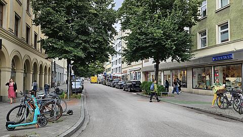 Keine Schilder, kein Hinweis auf der Straße erinnern mehr an die temporäre Fußgängerzone in der Weißenburger Straße.
