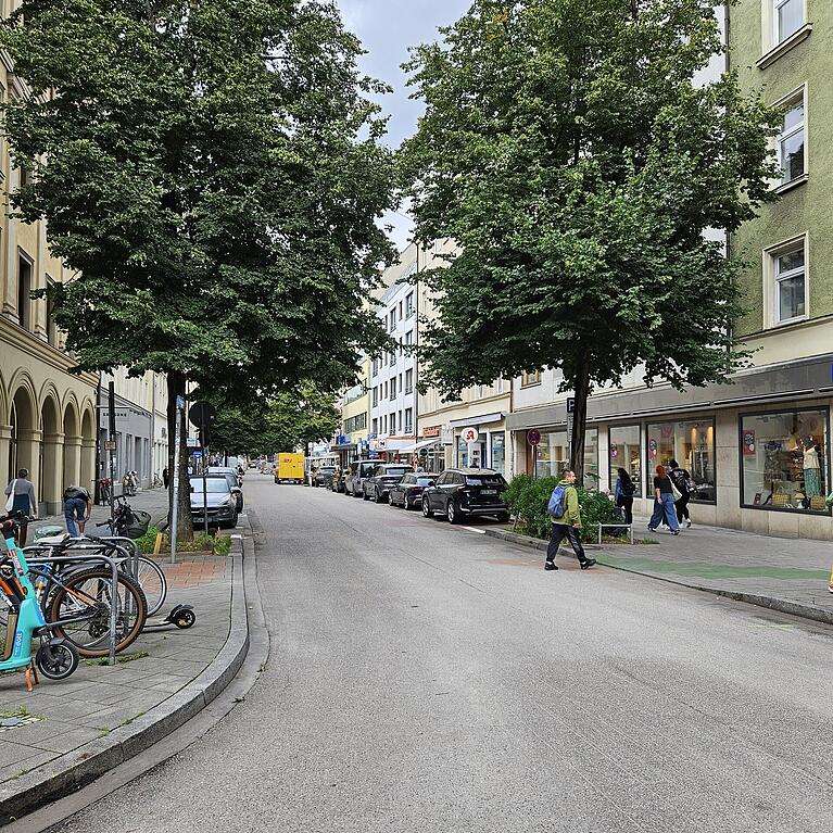 Keine Schilder, kein Hinweis auf der Straße erinnern mehr an die temporäre Fußgängerzone in der Weißenburger Straße.