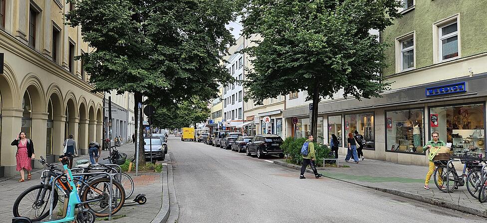 Keine Schilder, kein Hinweis auf der Straße erinnern mehr an die temporäre Fußgängerzone in der Weißenburger Straße.