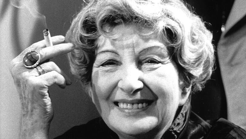 Die Schriftstellerin Irmgard Keun am 27. März 1981 bei den Dreharbeiten zur Verfilmung ihres Romans "Nach Mitternacht" durch Wolf Gremm in Berlin. Die gebürtige Berlinerin spielte in dem Film eine kleine Nebenrolle. Sie schrieb "Das kunstseidene Mädchen" (1932). 1982 starb Irmgard Keun im Alter von 77 Jahren in Köln.