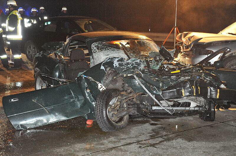 Rettungskräfte im Einsatz nach dem Unfall auf der A 92