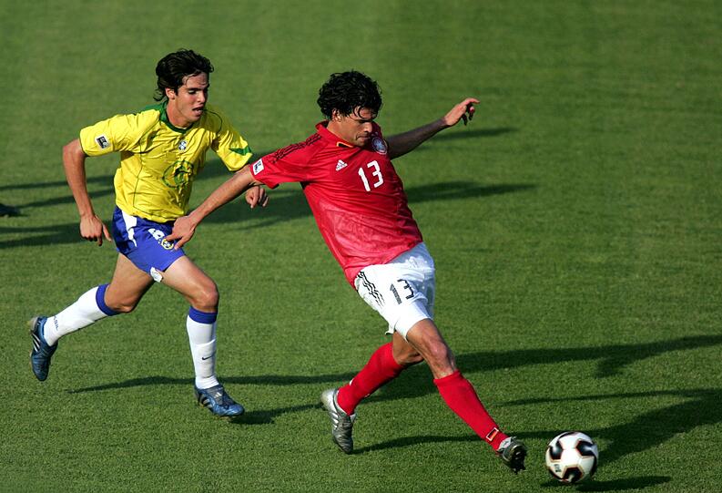 2. Länderspiel: Beim Confederations-Cup-Desaster der DFB-Auswahl in Mexiko
steht Ballack beim 0:4 gegen Brasilien erstmals in der Startelf.