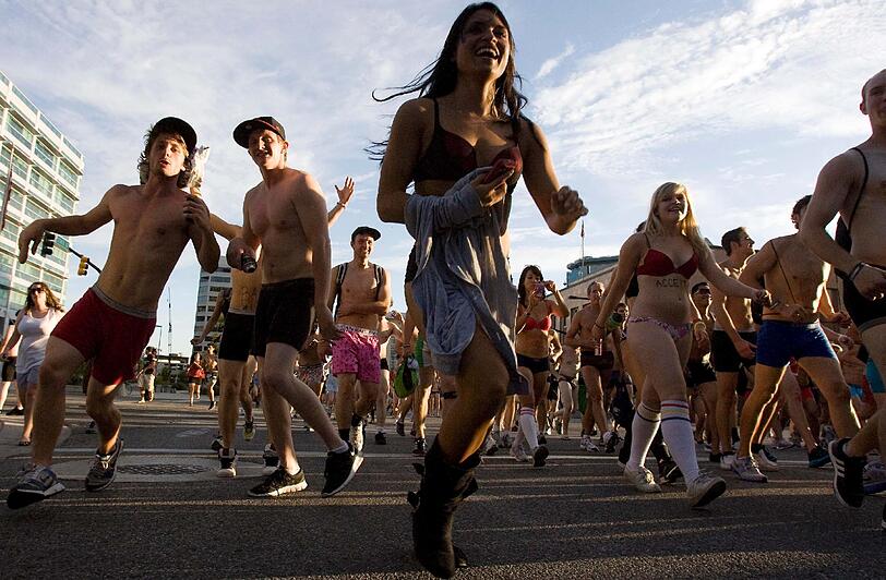 Mehrere tausende Menschen haben sich in Salt Lake City bis auf die Unterwäsche ausgezogen und mit einem Lauf
durch die Stadt gegen die konservativen Gesetze des US-Staates protestiert.